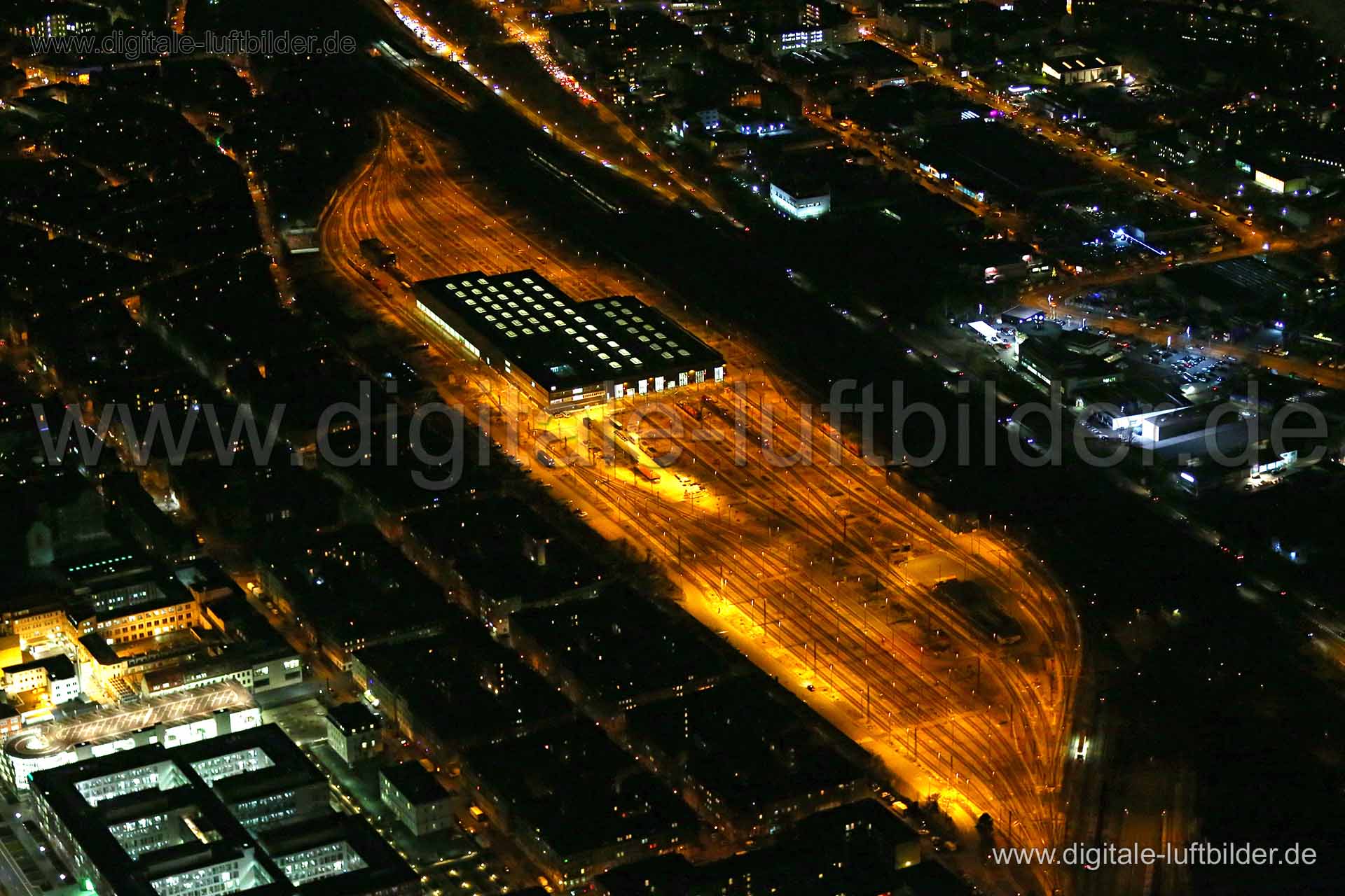 Titel: Bahnwerkstatt, Bildnummer: bb88750, Ort / Stadt: Nürnberg, (Land)Kreis: kreisfreie Stadt Nürnberg, Regierungsbezirk: Mittelfranken, Bundesland: Bayern, Aufnahmedatum: 22.12.2015, Schlagwörter: Luftbild, Luftbilder, Luftbildfotografie, Luftaufnahme, Luftbildaufnahme, Luftfoto, Vogelperspektive, Vogelansicht, Deutschland, Schräg- und Senkrecht-Luftaufnahmen, Orthofotografie, Bahnwerkstatt, Austraße, Zug, Gleis, Gleise, Wagon, Regionalbahn, Schienen, Schienenverkehr, Bahnverkehr, Monat: Deze