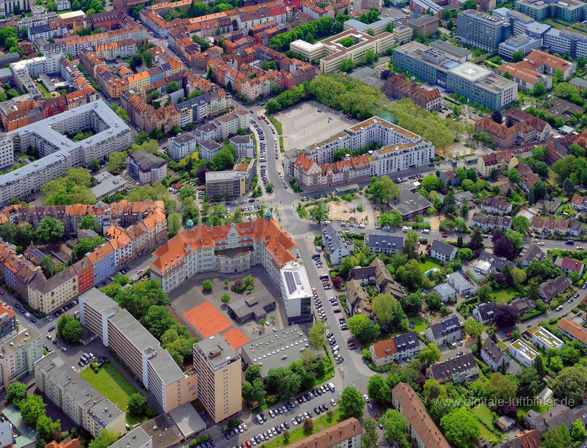 Luftbild - Bielingplatz, Ort: Nürnberg, Tags: Bielingplatz, Nordstadt, Peter-Vischer-Schule, Schule, , Bielingplatz, Halle...