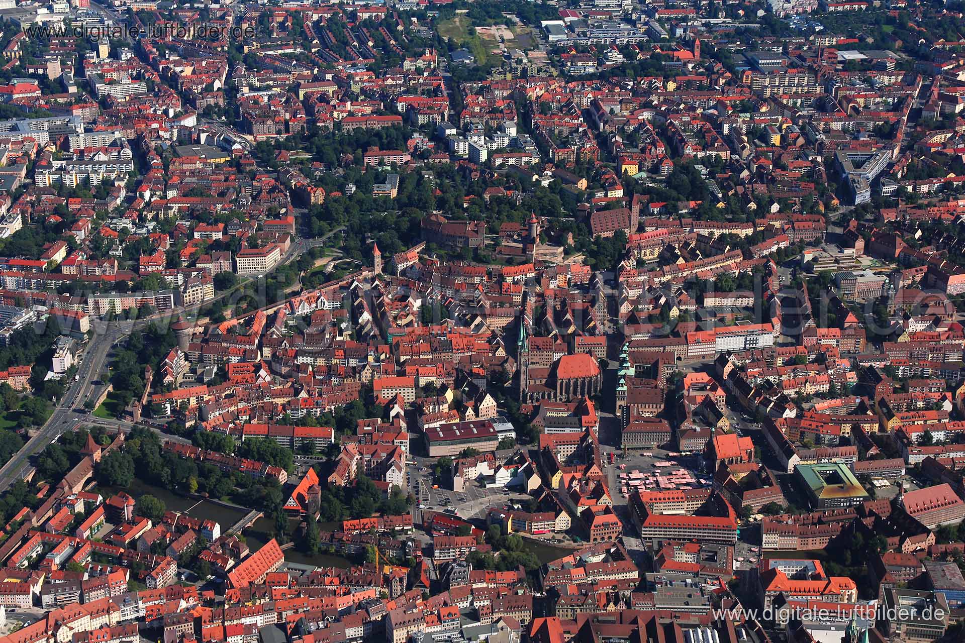 Luftaufnahme Blick über Altstadt in Nürnberg | Mittelfranken, Bayern