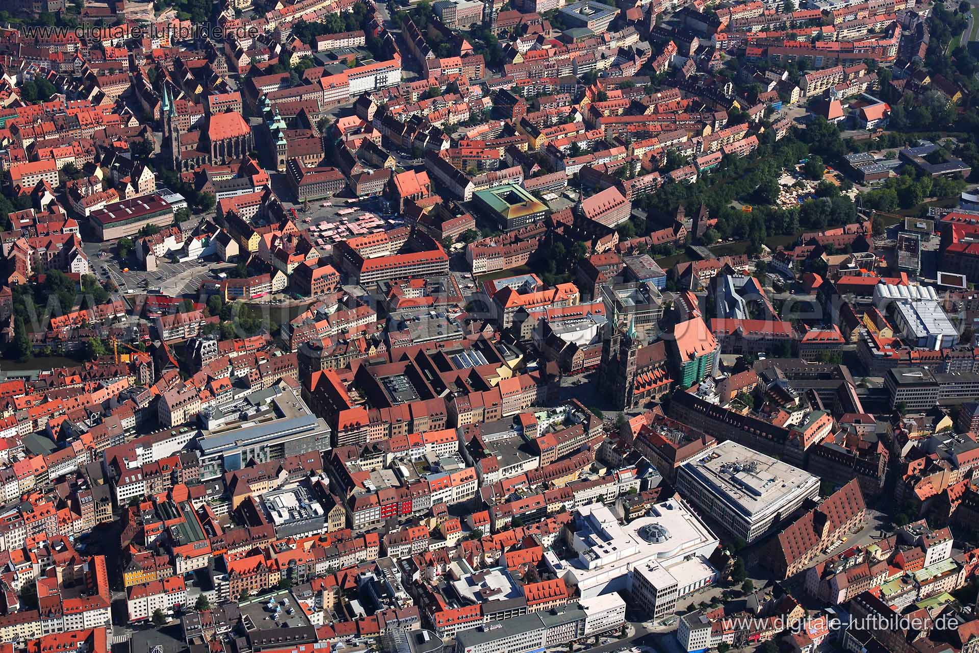 Luftaufnahme Blick über Altstadt in Nürnberg | Mittelfranken, Bayern