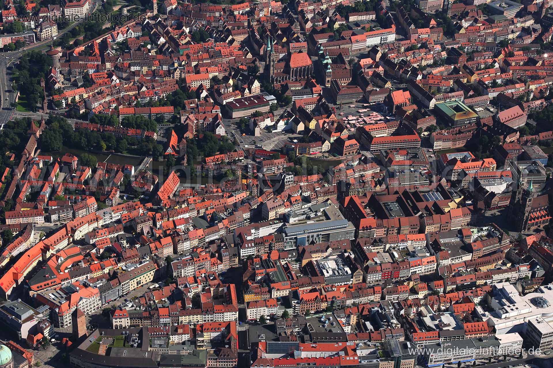 Luftaufnahme Blick über Altstadt in Nürnberg | Mittelfranken, Bayern