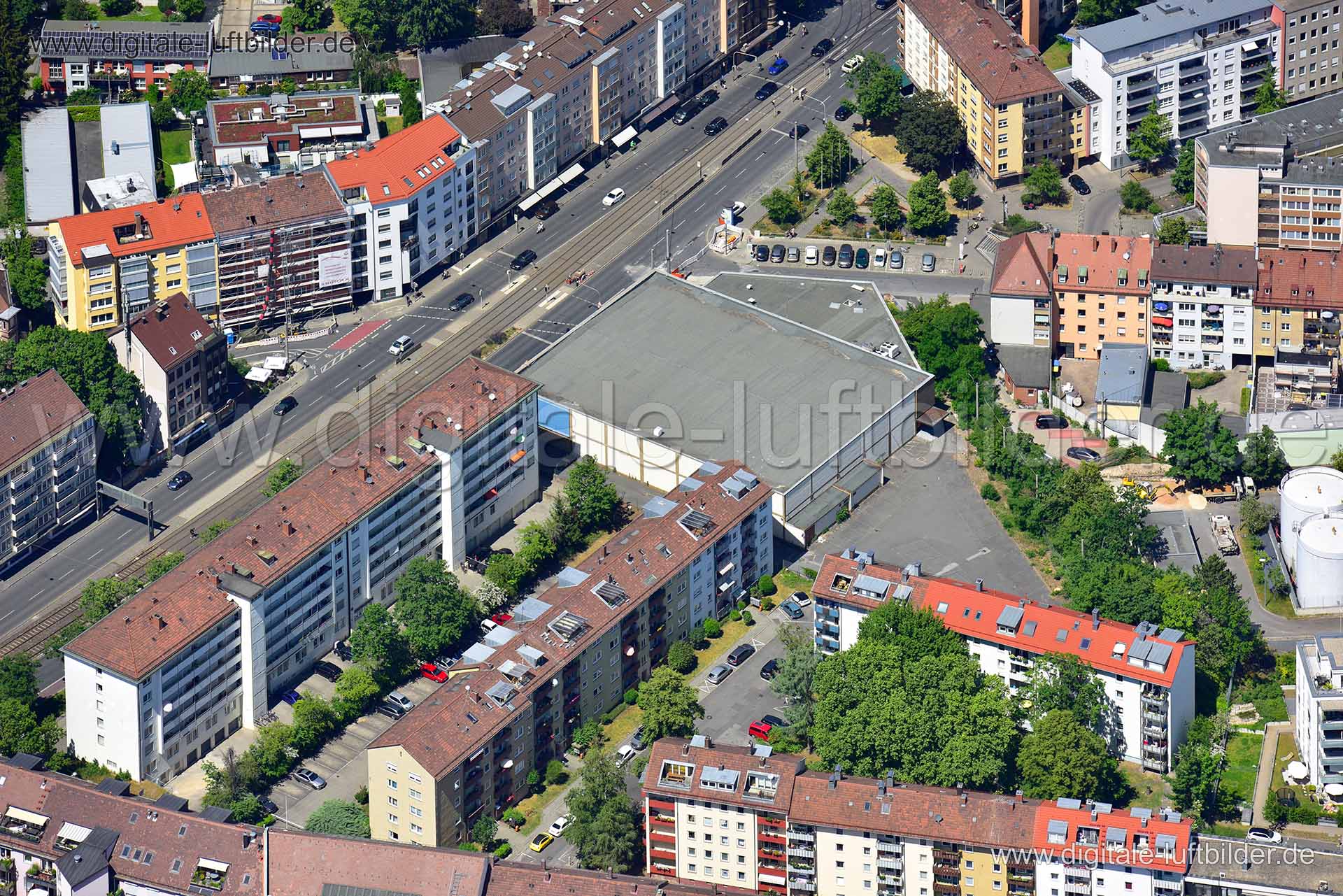 Titel: Bowling Brunswick, Bildnummer: n362460, Ort / Stadt: Nürnberg, (Land)Kreis: kreisfreie Stadt Nürnberg, Regierungsbezirk: Mittelfranken, Bundesland: Bayern, Aufnahmedatum: 02.06.2020, Schlagwörter: Luftbild, Luftbilder, Luftbildfotografie, Luftaufnahme, Luftbildaufnahme, Luftfoto, Vogelperspektive, Vogelansicht, Deutschland, Schräg- und Senkrecht-Luftaufnahmen, Orthofotografie, Bowling, Brunswick, Rennweg, Feldgasse, Bayreuther Straße, Begegnungsstätte Maxfeld/Wöhrd, Veillodterstraße, Gewe