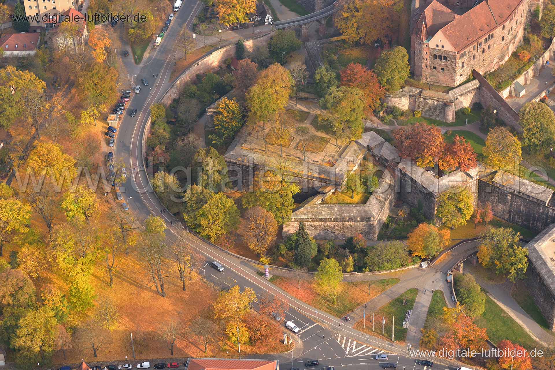 Luftaufnahme Burggarten der Kaiserburg im Herbst in Nürnberg | Mittelfranken, Bayern