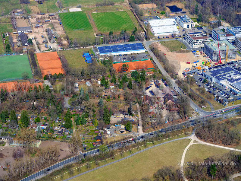 Titel: Club am Marienberg e. V., Bildnummer: f472200, Ort / Stadt: Nürnberg, (Land)Kreis: kreisfreie Stadt Nürnberg, Regierungsbezirk: Mittelfranken, Bundesland: Bayern, Aufnahmedatum: 28.03.2022, Schlagwörter: Luftbild, Luftbilder, Luftbildfotografie, Luftaufnahme, Luftbildaufnahme, Luftfoto, Vogelperspektive, Vogelansicht, Deutschland, , Club am Marienberg e. V., CAM, Sportplatz, Marienbergpark, Photovoltaik, Monat: März, Jahreszeit: Frühling, Tageszeit: Mittag / Nachmittag, Jahr: 2022, Flug I