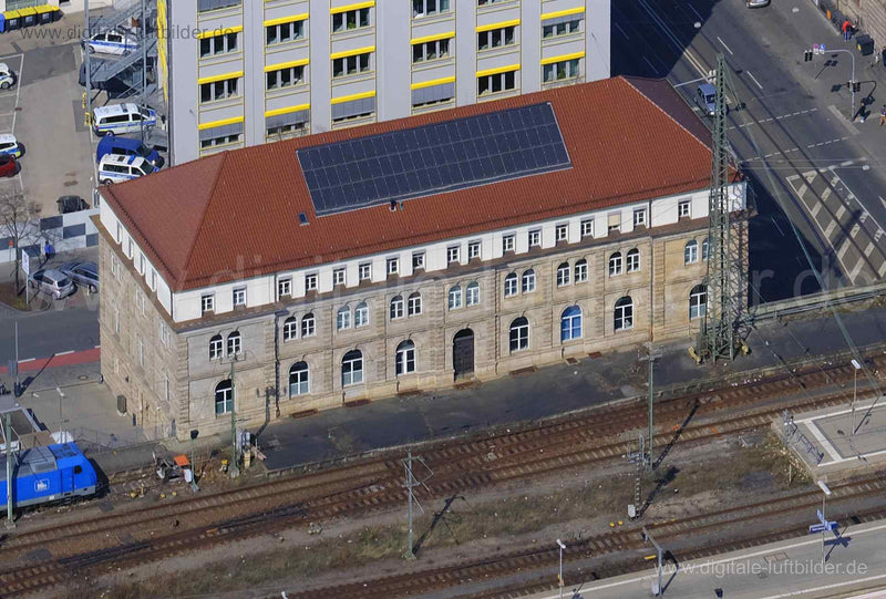 Titel: Eisenbahn-Bundesamt Außenstelle, Bildnummer: f471661, Ort / Stadt: Nürnberg, (Land)Kreis: kreisfreie Stadt Nürnberg, Regierungsbezirk: Mittelfranken, Bundesland: Bayern, Aufnahmedatum: 28.03.2022, Schlagwörter: Luftbild, Luftbilder, Luftbildfotografie, Luftaufnahme, Luftbildaufnahme, Luftfoto, Vogelperspektive, Vogelansicht, Deutschland, Hauptbahnhof, Bahn, Gleis, Gleise, Zug, Pendler, Schienenverkehr, Bahnhof, Eisenbahn-Bundesamt Außenstelle, Monat: März, Jahreszeit: Frühling, Tageszeit: