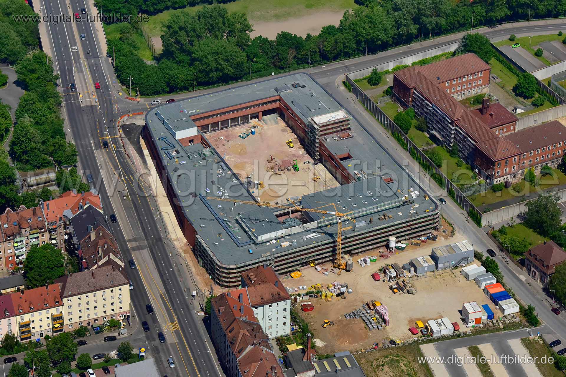 Titel: Feuerwache, Bildnummer: n295190, Ort / Stadt: Nürnberg, (Land)Kreis: kreisfreie Stadt Nürnberg, Regierungsbezirk: Mittelfranken, Bundesland: Bayern, Aufnahmedatum: 02.06.2019, Schlagwörter: Luftbild, Luftbilder, Luftbildfotografie, Luftaufnahme, Luftbildaufnahme, Luftfoto, Vogelperspektive, Vogelansicht, Deutschland, Schräg- und Senkrecht-Luftaufnahmen, Orthofotografie, Feuerwache, Maximilianstraße, Mannertstraße, Neubau, Baustelle, Kran, Gertrudstraße, Reutersbrunnenstraße, Feuerwehr, Mo