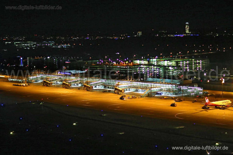 Titel: Flughafen Nacht, Bildnummer: bb86130, Ort / Stadt: Nürnberg, (Land)Kreis: kreisfreie Stadt Nürnberg, Regierungsbezirk: Mittelfranken, Bundesland: Bayern, Aufnahmedatum: 22.12.2015, Schlagwörter: Luftbild, Luftbilder, Luftbildfotografie, Luftaufnahme, Luftbildaufnahme, Luftfoto, Vogelperspektive, Vogelansicht, Deutschland, Schräg- und Senkrecht-Luftaufnahmen, Orthofotografie, Flughafen, Airport, Albrecht-Dürer-Airport, Startbahn, Landebahn, Knoblauchsland, Flugzeug, Flugzeuge, Terminal, Fl