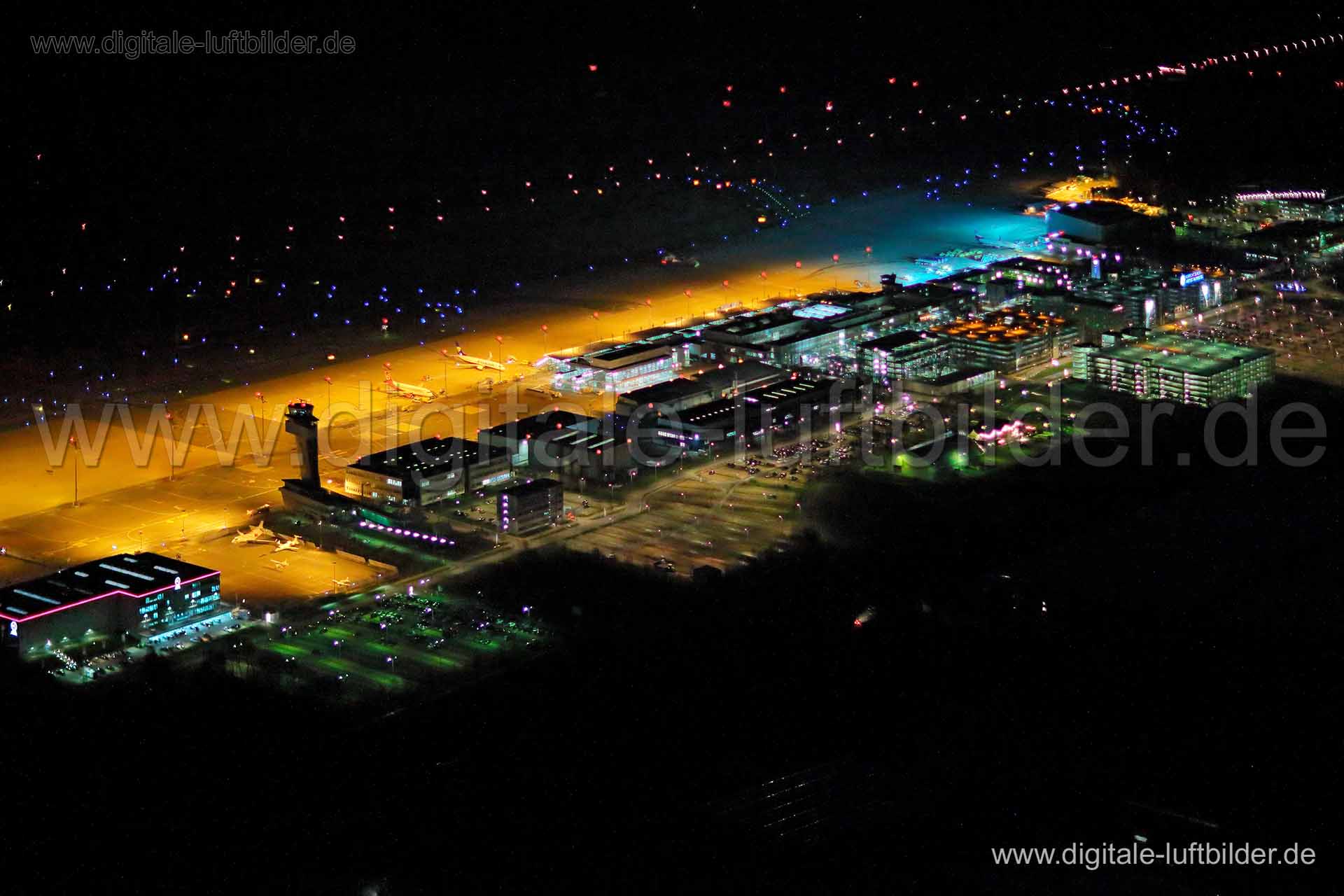 Titel: Flughafen Nacht, Bildnummer: bb86140, Ort / Stadt: Nürnberg, (Land)Kreis: kreisfreie Stadt Nürnberg, Regierungsbezirk: Mittelfranken, Bundesland: Bayern, Aufnahmedatum: 22.12.2015, Schlagwörter: Luftbild, Luftbilder, Luftbildfotografie, Luftaufnahme, Luftbildaufnahme, Luftfoto, Vogelperspektive, Vogelansicht, Deutschland, Schräg- und Senkrecht-Luftaufnahmen, Orthofotografie, Flughafen, Airport, Albrecht-Dürer-Airport, Startbahn, Landebahn, Knoblauchsland, Flugzeug, Flugzeuge, Terminal, Fl