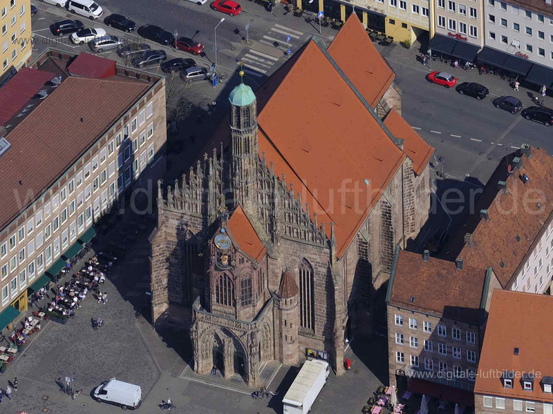 Titel: Frauenkirche, Bildnummer: f471961, Ort / Stadt: Nürnberg, (Land)Kreis: kreisfreie Stadt Nürnberg, Regierungsbezirk: Mittelfranken, Bundesland: Bayern, Aufnahmedatum: 28.03.2022, Schlagwörter: Luftbild, Luftbilder, Luftbildfotografie, Luftaufnahme, Luftbildaufnahme, Luftfoto, Vogelperspektive, Vogelansicht, Deutschland, Hauptmarkt, Frauenkirche, Kirche, Altstadt, Ostermarkt, Marktplatz, Altstadtkern, Monat: März, Jahreszeit: Frühling, Tageszeit: Mittag / Nachmittag, Jahr: 2022, Flug ID: 20