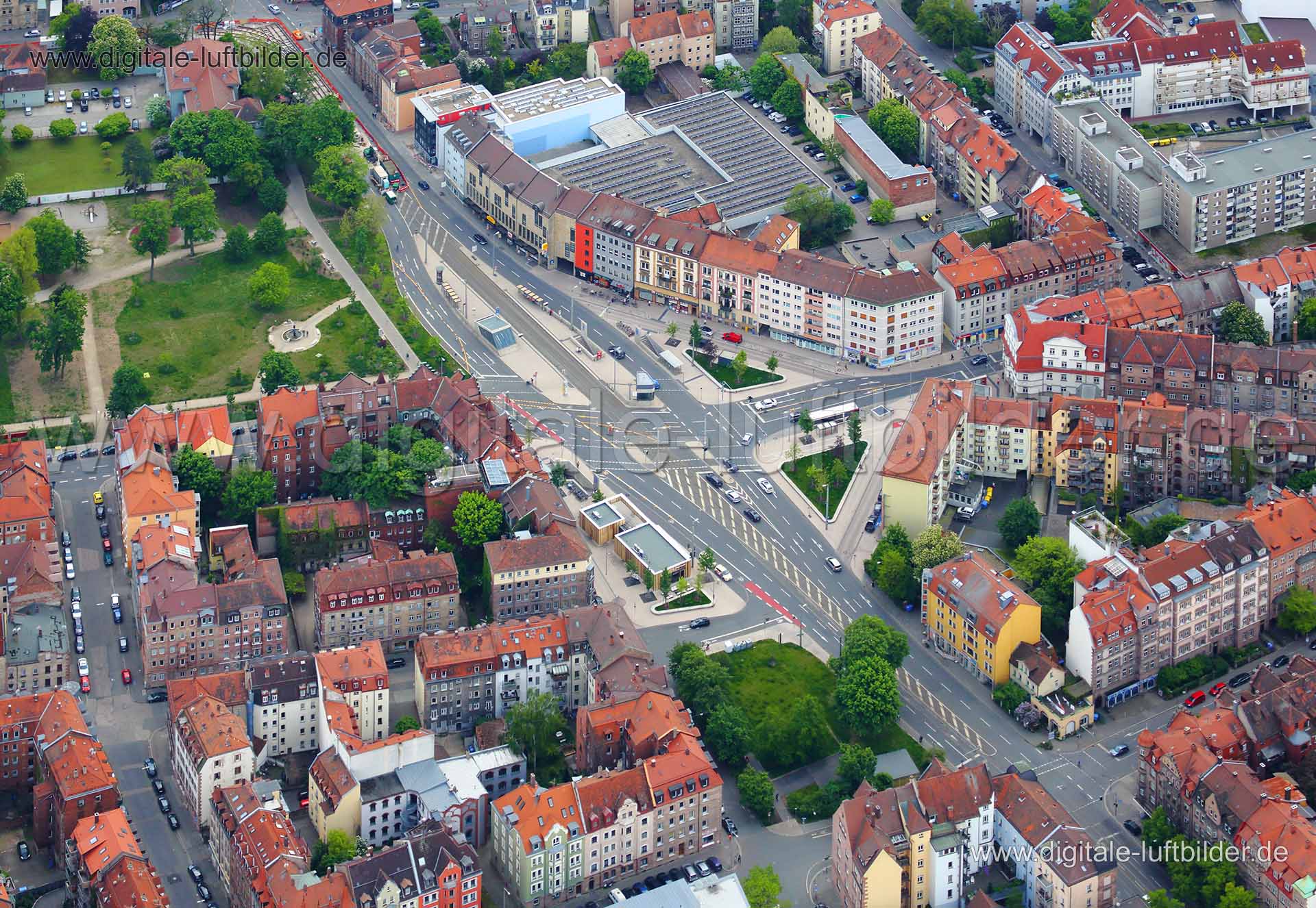 Titel: Friedrich-Ebert-Platz, Bildnummer: c038970, Ort / Stadt: Nürnberg, (Land)Kreis: kreisfreie Stadt Nürnberg, Regierungsbezirk: Mittelfranken, Bundesland: Bayern, Aufnahmedatum: 15.05.2013, Schlagwörter: Luftbild, Luftbilder, Luftbildfotografie, Luftaufnahme, Luftbildaufnahme, Luftfoto, Vogelperspektive, Vogelansicht, Deutschland, Schräg- und Senkrecht-Luftaufnahmen, Orthofotografie, Friedrich-Ebert-Platz, Rieterstraße, Kirchenweg, Bucher Straße, Archivstraße, Schweppermannstraße, Roritzerst