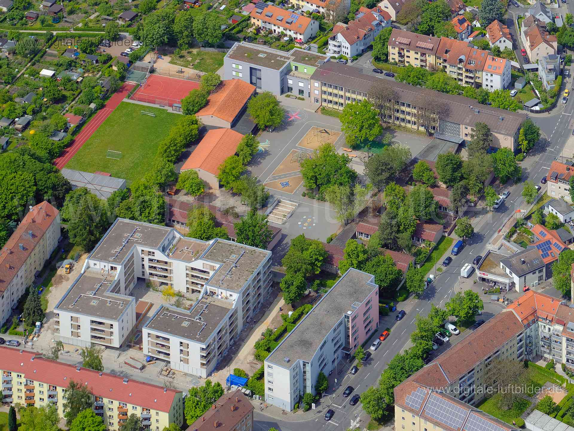 Luftbild - Friedrich-Hegel-Schule, Ort: Nürnberg, Tags: Friedrich-Hegel-Schule, Nordstadt, Schule, , Friedenstraße, Kantst...