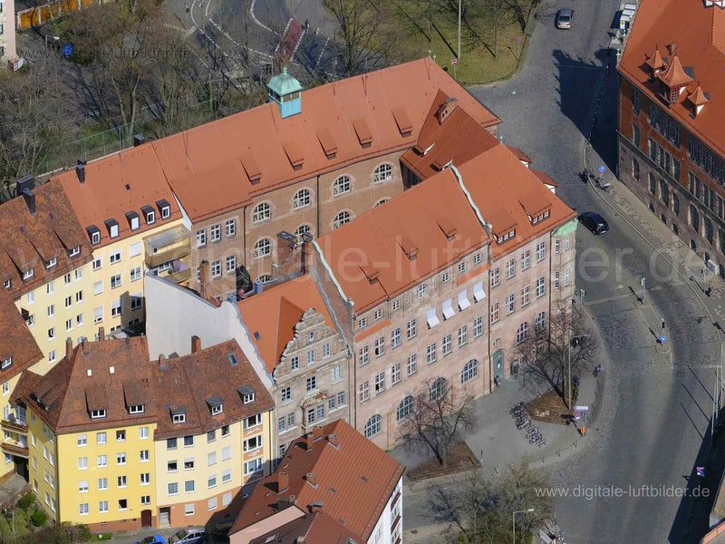 Titel: Grundschule Paniersplatz, Bildnummer: f471972, Ort / Stadt: Nürnberg, (Land)Kreis: kreisfreie Stadt Nürnberg, Regierungsbezirk: Mittelfranken, Bundesland: Bayern, Aufnahmedatum: 28.03.2022, Schlagwörter: Luftbild, Luftbilder, Luftbildfotografie, Luftaufnahme, Luftbildaufnahme, Luftfoto, Vogelperspektive, Vogelansicht, Deutschland, Grundschule Paniersplatz, Schule, Maxfeld, Monat: März, Jahreszeit: Frühling, Tageszeit: Mittag / Nachmittag, Jahr: 2022, Flug ID: 20220328, Bildstatus: farblic