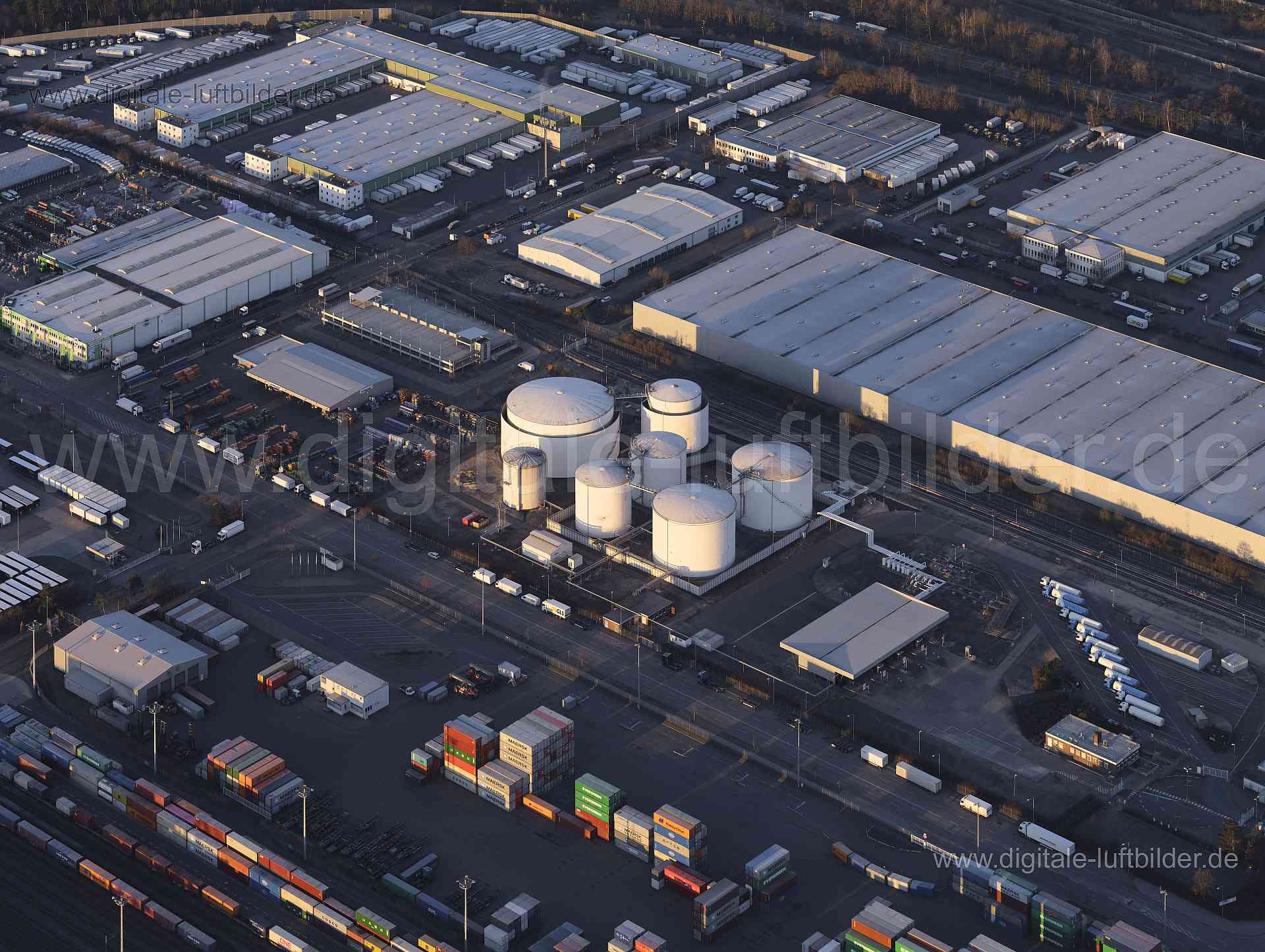 Titel: Hafen, Bildnummer: f412580, Ort / Stadt: Nürnberg, (Land)Kreis: kreisfreie Stadt Nürnberg, Regierungsbezirk: Mittelfranken, Bundesland: Bayern, Aufnahmedatum: 07.03.2021, Schlagwörter: Luftbild, Luftbilder, Luftbildfotografie, Luftaufnahme, Luftbildaufnahme, Luftfoto, Vogelperspektive, Vogelansicht, Deutschland, Schräg- und Senkrecht-Luftaufnahmen, Orthofotografie, Früh, Sonnenaufgang, Morgenröte, Hafen, Koblenzer Straße, Hamburger Straße, Duisburger Straße, Bochumer Straße, Silo, Tank, L