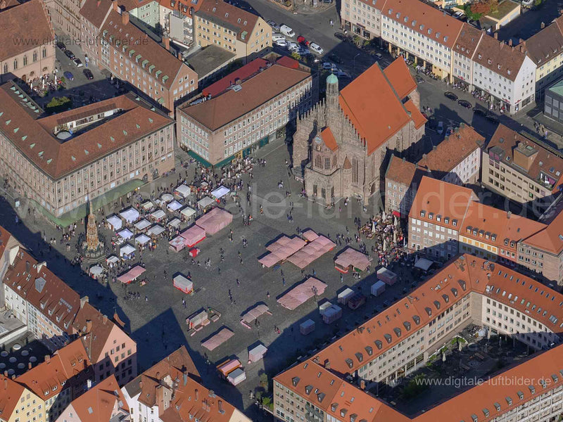 Titel: Hauptmarkt, Bildnummer: f455371, Ort / Stadt: Nürnberg, (Land)Kreis: kreisfreie Stadt Nürnberg, Regierungsbezirk: Mittelfranken, Bundesland: Bayern, Aufnahmedatum: 10.10.2021, Schlagwörter: Luftbild, Luftbilder, Luftbildfotografie, Luftaufnahme, Luftbildaufnahme, Luftfoto, Luftbildarchiv, Luftbildsuche, Vogelperspektive, Vogelansicht, Deutschland, 90403, Nürnberg, 90402, Bindergasse, Webersplatz, Tetzelgasse, Winklerstraße, Lorenzer Platz, Obere Wörthstraße, Waaggasse, Trödelmarkt, Burgst
