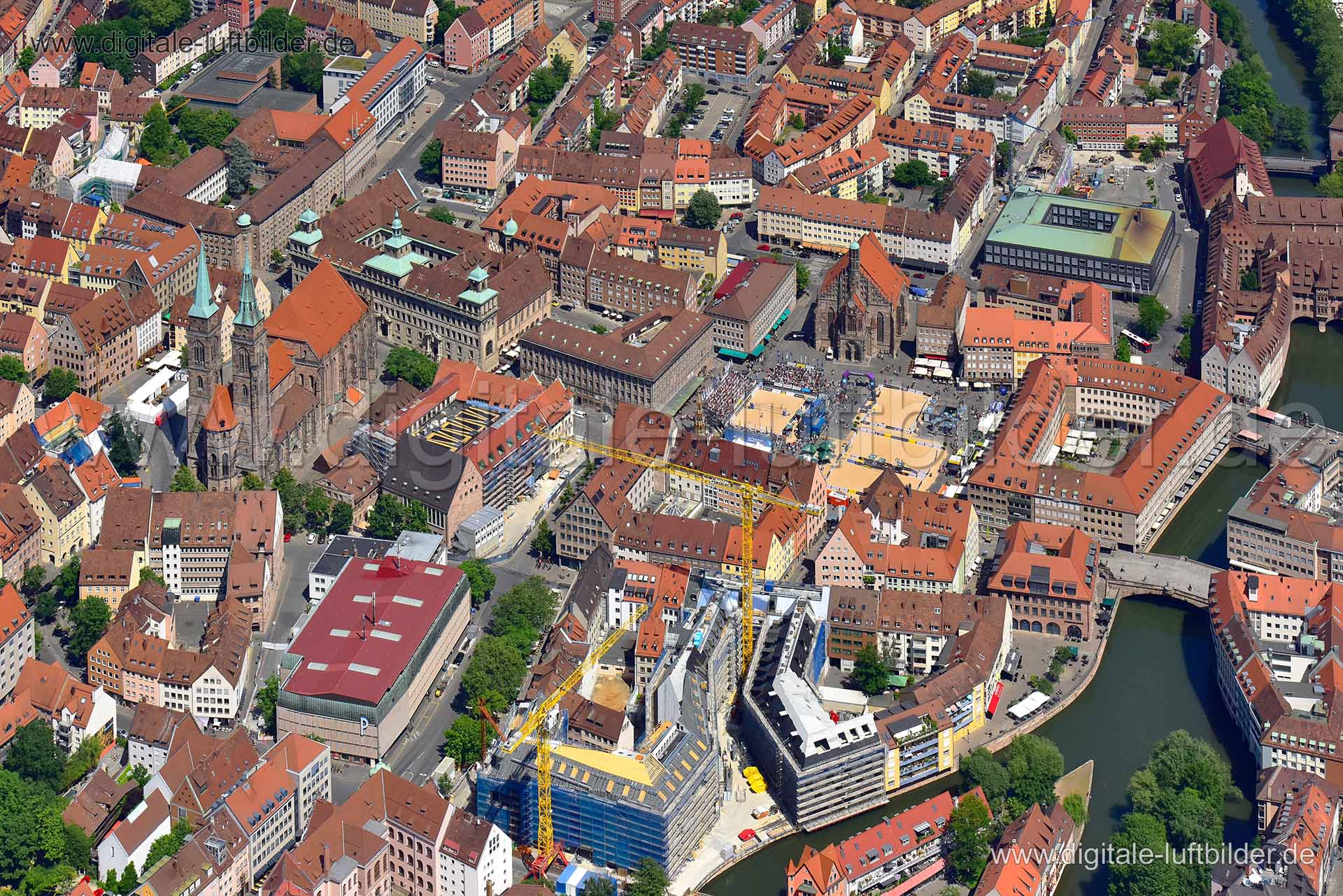 Titel: Hauptmarkt, Bildnummer: n294860, Ort / Stadt: Nürnberg, (Land)Kreis: kreisfreie Stadt Nürnberg, Regierungsbezirk: Mittelfranken, Bundesland: Bayern, Aufnahmedatum: 02.06.2019, Schlagwörter: Luftbild, Luftbilder, Luftbildfotografie, Luftaufnahme, Luftbildaufnahme, Luftfoto, Vogelperspektive, Vogelansicht, Deutschland, Schräg- und Senkrecht-Luftaufnahmen, Orthofotografie, 90403, 90402, Winklerstraße, Kaiserstraße, Trödelmarkt, Augustinerstraße, Theresienplatz, Neue Gasse, Rathausplatz, Spit