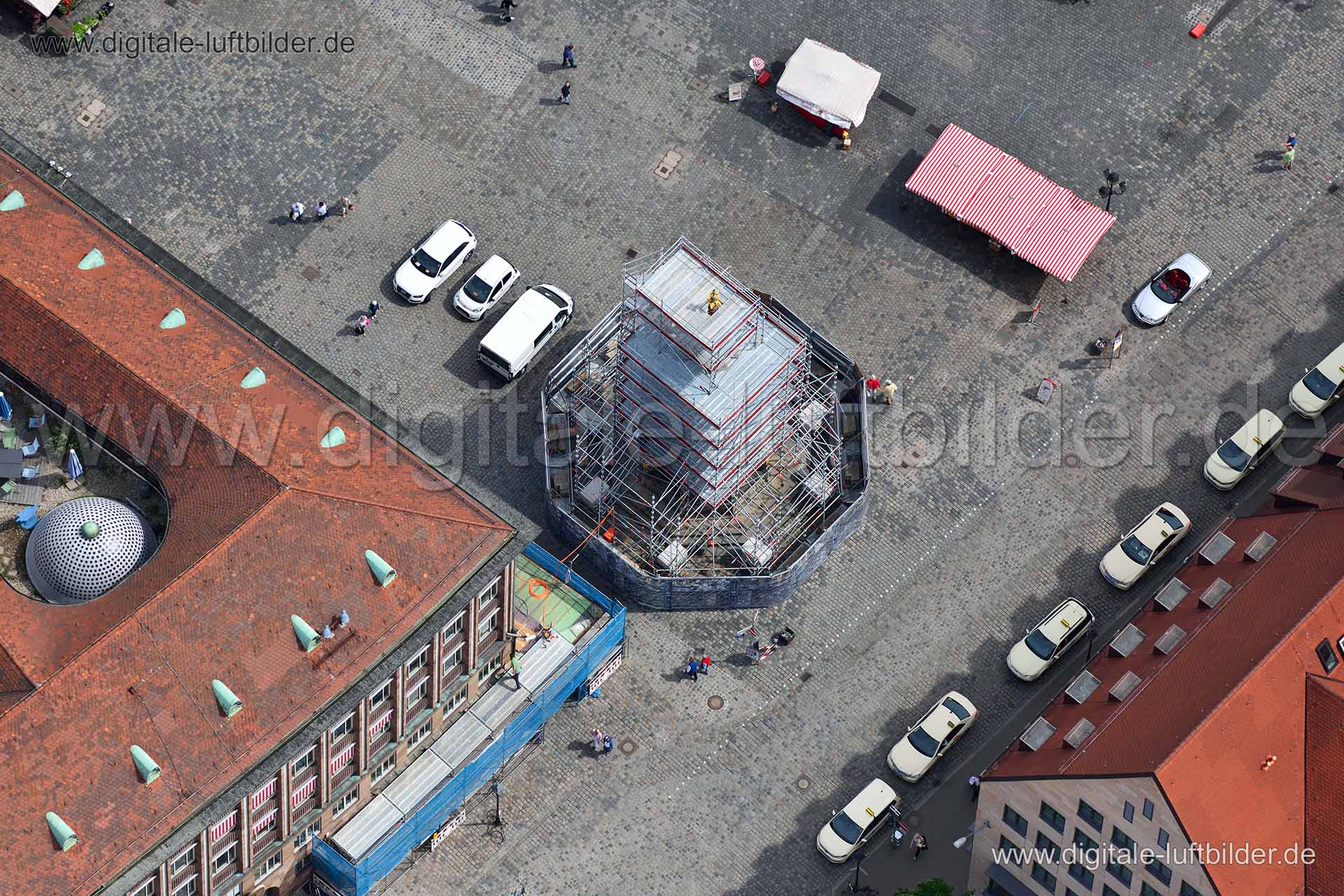 Luftaufnahme Hauptmarkt schöneer Brunnen in Nürnberg | Mittelfranken, Bayern