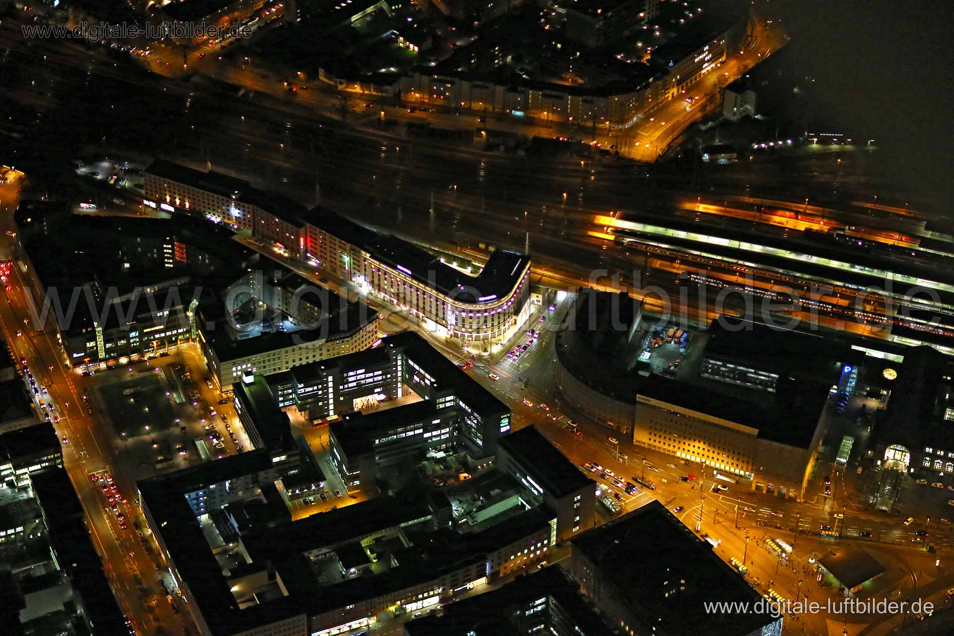 Titel: Hotel am Hauptbahnhof, Bildnummer: bb86870, Ort / Stadt: Nürnberg, (Land)Kreis: kreisfreie Stadt Nürnberg, Regierungsbezirk: Mittelfranken, Bundesland: Bayern, Aufnahmedatum: 22.12.2015, Schlagwörter: Luftbild, Luftbilder, Luftbildfotografie, Luftaufnahme, Luftbildaufnahme, Luftfoto, Vogelperspektive, Vogelansicht, Deutschland, Schräg- und Senkrecht-Luftaufnahmen, Orthofotografie, Bahnhofstraße, Hotel, Hotels, Willy-Brandt-Platz, Novotel, Bahnhofsplatz, Marienstraße, Gleißbühlstraße, Gewe