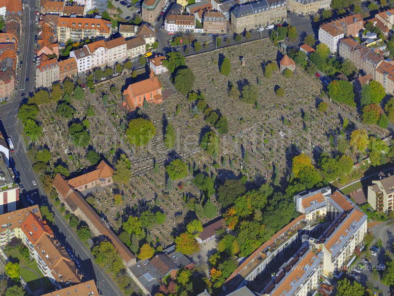 Titel: Johannisfriedhof, Bildnummer: f455791, Ort / Stadt: Nürnberg, (Land)Kreis: kreisfreie Stadt Nürnberg, Regierungsbezirk: Mittelfranken, Bundesland: Bayern, Aufnahmedatum: 10.10.2021, Schlagwörter: Luftbild, Luftbilder, Luftbildfotografie, Luftaufnahme, Luftbildaufnahme, Luftfoto, Luftbildarchiv, Luftbildsuche, Vogelperspektive, Vogelansicht, Deutschland, 90419, Nürnberg, Kirchenweg, Sankt-Johannis-Mühlgasse, Riesenschritt, Johannisstraße, Lindengasse, Schnieglinger Straße, Wilhelm-Marx-Str