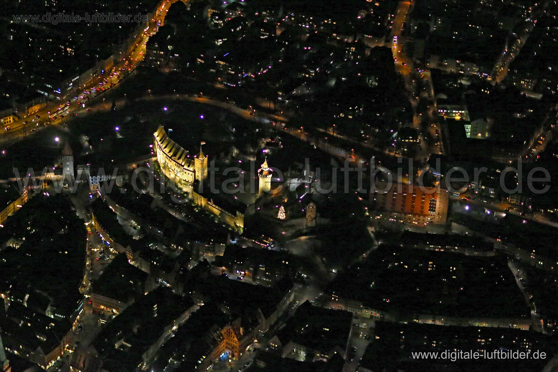 Titel: Kaiserburg, Bildnummer: bb86750, Ort / Stadt: Nürnberg, (Land)Kreis: kreisfreie Stadt Nürnberg, Regierungsbezirk: Mittelfranken, Bundesland: Bayern, Aufnahmedatum: 22.12.2015, Schlagwörter: Luftbild, Luftbilder, Luftbildfotografie, Luftaufnahme, Luftbildaufnahme, Luftfoto, Vogelperspektive, Vogelansicht, Deutschland, Schräg- und Senkrecht-Luftaufnahmen, Orthofotografie, Kaiserburg, Burg, Sebalduskirche, Rathaus, Christkindlesmarkt, Weihnachtsmarkt, Altstadt, Innenstadt, Sinwellturm, Kaise