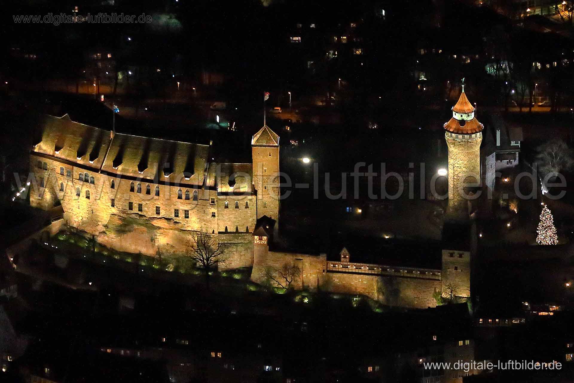 Titel: Kaiserburg, Bildnummer: bb88380, Ort / Stadt: Nürnberg, (Land)Kreis: kreisfreie Stadt Nürnberg, Regierungsbezirk: Mittelfranken, Bundesland: Bayern, Aufnahmedatum: 22.12.2015, Schlagwörter: Luftbild, Luftbilder, Luftbildfotografie, Luftaufnahme, Luftbildaufnahme, Luftfoto, Vogelperspektive, Vogelansicht, Deutschland, Schräg- und Senkrecht-Luftaufnahmen, Orthofotografie, Kaiserburg, Burg, Festung, Sinwellturm, Altstadt, Weihnachtsbaum, Architektur, Burgen & Schlösser, Monat: Dezember, Jahr