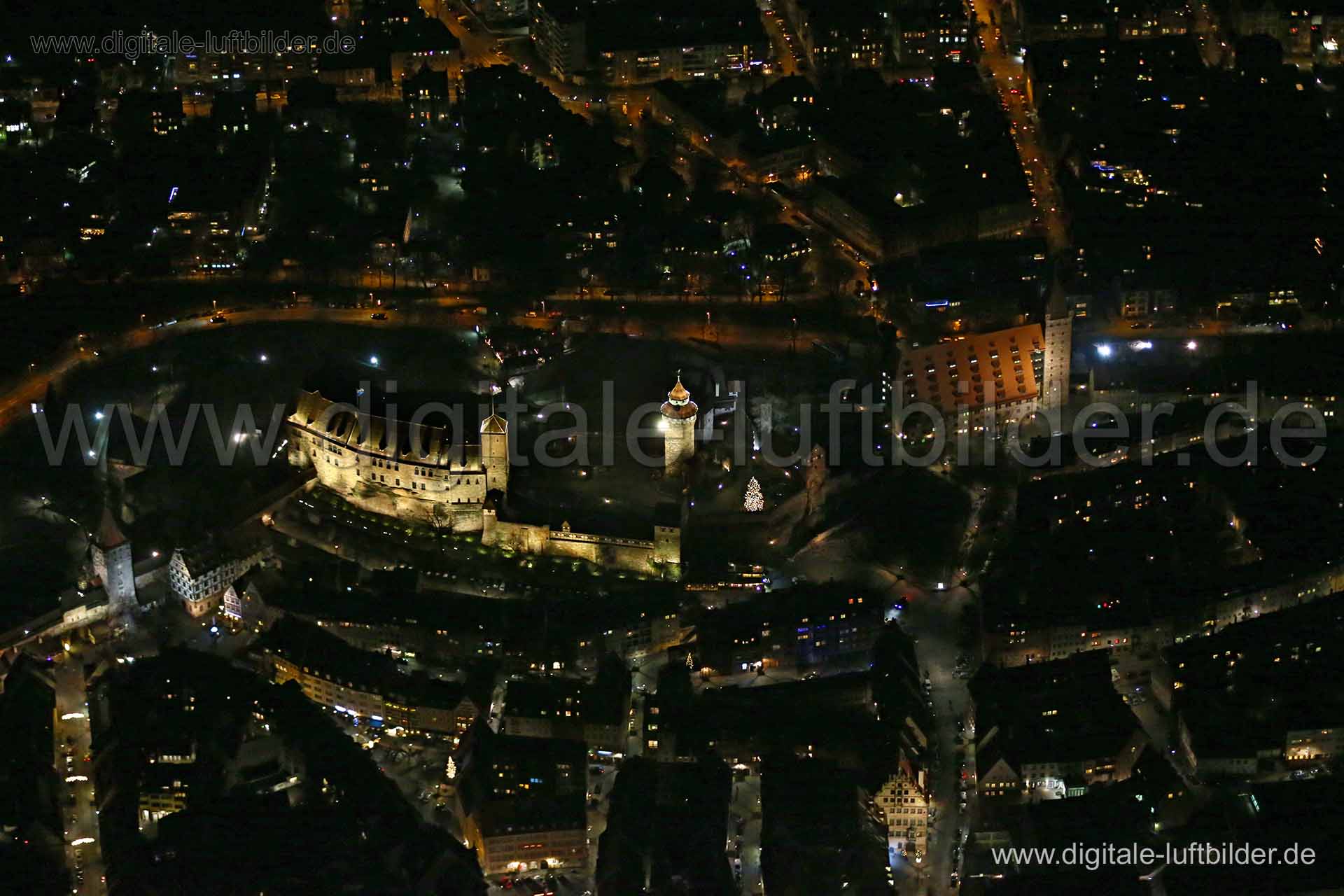 Titel: Kaiserburg, Bildnummer: bb89600, Ort / Stadt: Nürnberg, (Land)Kreis: kreisfreie Stadt Nürnberg, Regierungsbezirk: Mittelfranken, Bundesland: Bayern, Aufnahmedatum: 22.12.2015, Schlagwörter: Luftbild, Luftbilder, Luftbildfotografie, Luftaufnahme, Luftbildaufnahme, Luftfoto, Vogelperspektive, Vogelansicht, Deutschland, Schräg- und Senkrecht-Luftaufnahmen, Orthofotografie, Kaiserburg, Burg, Kaiserstallung, Sinwellturm, Festung, Walburgiskapelle, Himmelsstallung, Freiung, Fünfeckturm, Burgen