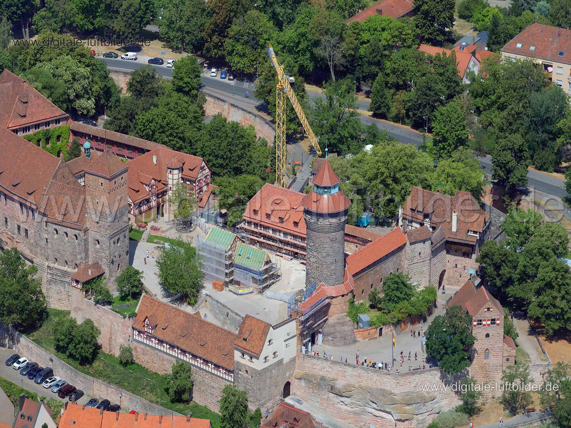 Titel: Kaiserburg, Bildnummer: f382530, Ort / Stadt: Nürnberg, (Land)Kreis: kreisfreie Stadt Nürnberg, Regierungsbezirk: Mittelfranken, Bundesland: Bayern, Aufnahmedatum: 01.08.2020, Schlagwörter: Luftbild, Luftbilder, Luftbildfotografie, Luftaufnahme, Luftbildaufnahme, Luftfoto, Vogelperspektive, Vogelansicht, Deutschland, Schräg- und Senkrecht-Luftaufnahmen, Orthofotografie, Kaiserburg Nürnberg, Sinwellturm, Burgen & Schlösser, Burg, Kran, Baustelle, Sanierung, Ölberg, Himmelsstallung, Tiefer