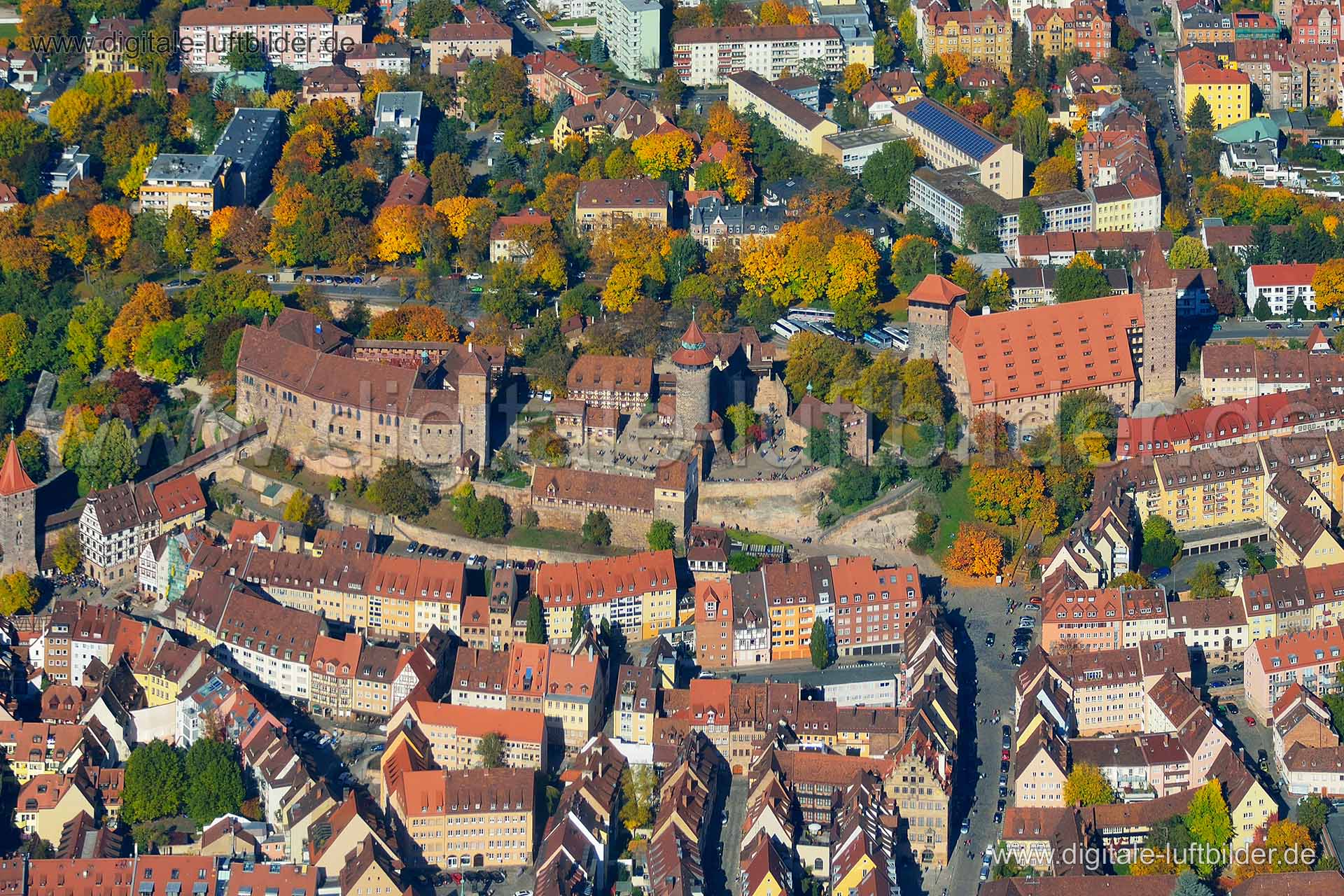 Luftaufnahme Kaiserburg im Herbst in Nürnberg | Mittelfranken, Bayern