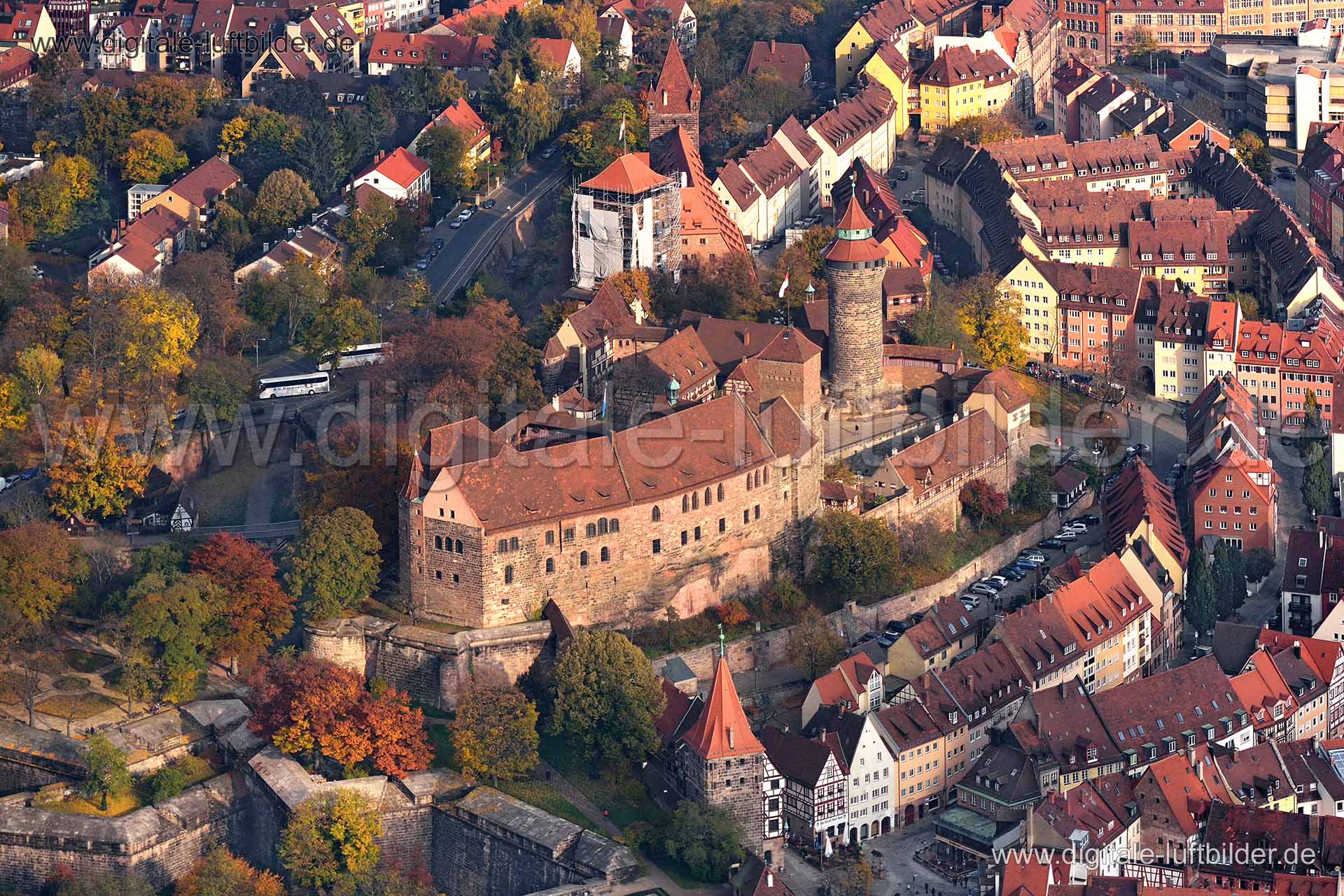 Luftaufnahme Kaiserburg im Herbst in Nürnberg | Mittelfranken, Bayern