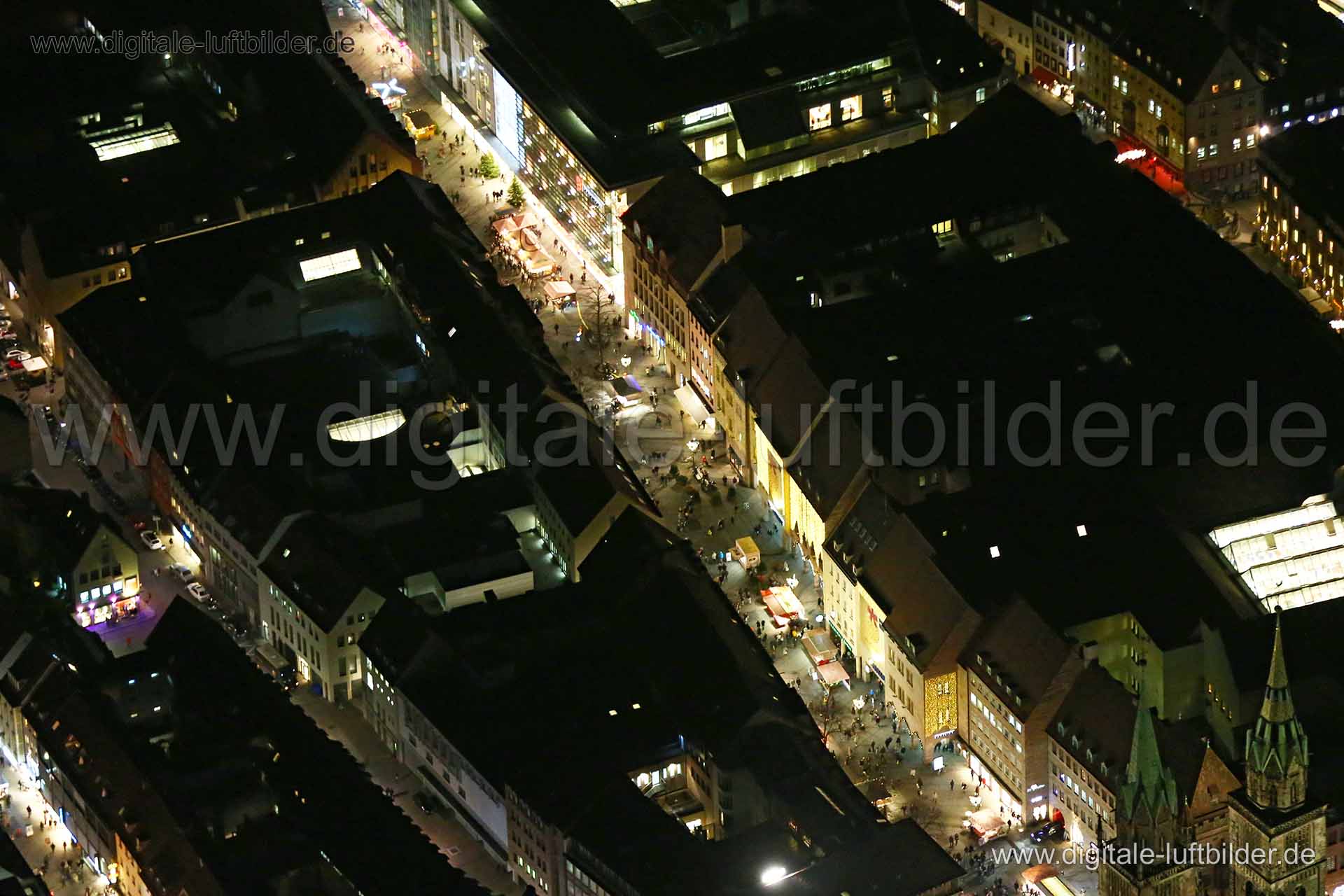 Titel: Karolinenstraße, Bildnummer: bb88000, Ort / Stadt: Nürnberg, (Land)Kreis: kreisfreie Stadt Nürnberg, Regierungsbezirk: Mittelfranken, Bundesland: Bayern, Aufnahmedatum: 22.12.2015, Schlagwörter: Luftbild, Luftbilder, Luftbildfotografie, Luftaufnahme, Luftbildaufnahme, Luftfoto, Vogelperspektive, Vogelansicht, Deutschland, Schräg- und Senkrecht-Luftaufnahmen, Orthofotografie, Karolinenstraße, Breite Gasse, Adlerstraße, Innenstadt, Shoppingmeile, Monat: Dezember, Jahreszeit: Winter, Tagesze