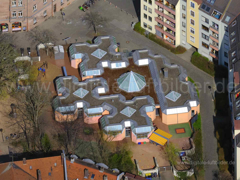 Titel: Kindergarten Fenitzerplatz, Bildnummer: f472101, Ort / Stadt: Nürnberg, (Land)Kreis: kreisfreie Stadt Nürnberg, Regierungsbezirk: Mittelfranken, Bundesland: Bayern, Aufnahmedatum: 28.03.2022, Schlagwörter: Luftbild, Luftbilder, Luftbildfotografie, Luftaufnahme, Luftbildaufnahme, Luftfoto, Vogelperspektive, Vogelansicht, Deutschland, Fenitzerplatz, Kindergarten, Rennweg, Monat: März, Jahreszeit: Frühling, Tageszeit: Mittag / Nachmittag, Jahr: 2022, Flug ID: 20220328, Bildstatus: farblich a