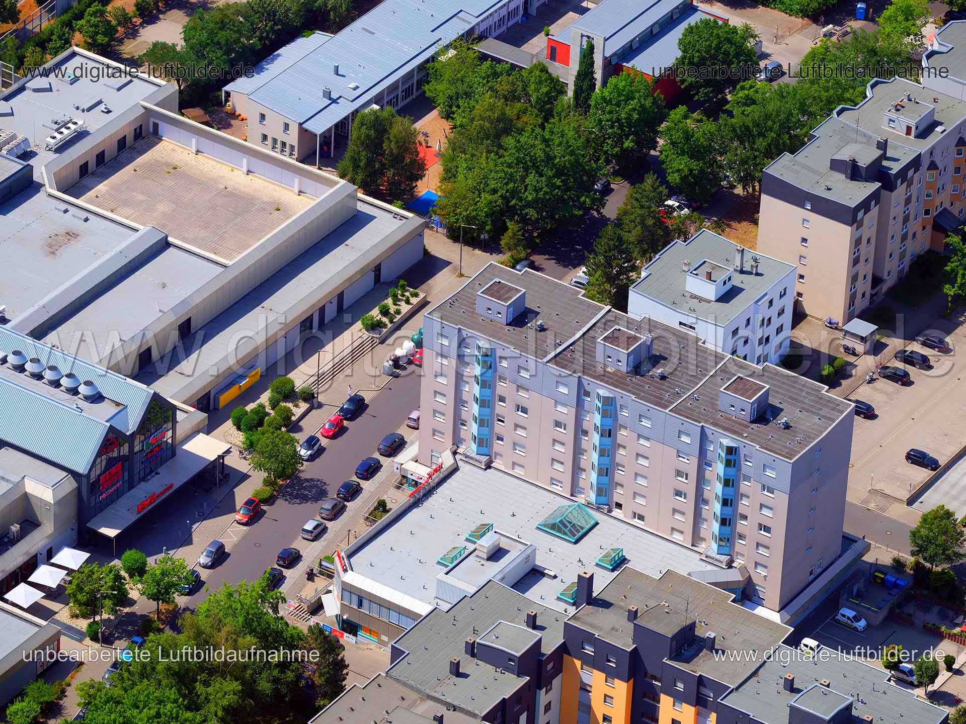 Titel: Kölner Straße, Bildnummer: f382330, Ort / Stadt: Nürnberg, (Land)Kreis: kreisfreie Stadt Nürnberg, Regierungsbezirk: Mittelfranken, Bundesland: Bayern, Aufnahmedatum: 01.08.2020, Schlagwörter: Luftbild, Luftbilder, Luftbildfotografie, Luftaufnahme, Luftbildaufnahme, Luftfoto, Vogelperspektive, Vogelansicht, Deutschland, Schräg- und Senkrecht-Luftaufnahmen, Orthofotografie, 90425, Nürnberg, Aachener Straße, Kölner Straße, Düsseldorfer Straße, Einkaufszentrum Vogelherd, EKZ, Hochhaus, Platt