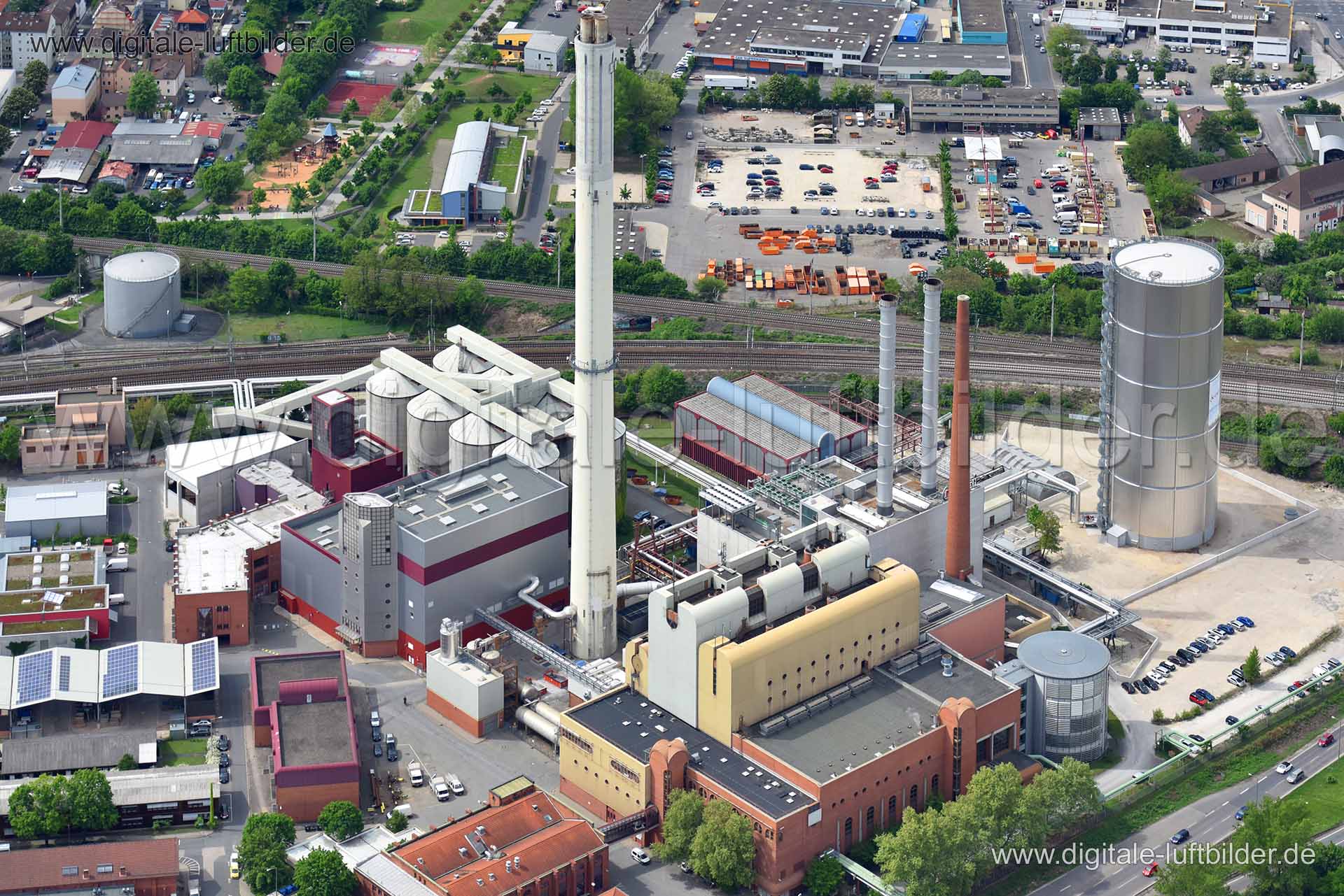 Titel: Kraftwerk Sandreuth, Bildnummer: n147490, Ort / Stadt: Nürnberg, (Land)Kreis: kreisfreie Stadt Nürnberg, Regierungsbezirk: Mittelfranken, Bundesland: Bayern, Aufnahmedatum: 11.05.2015, Schlagwörter: Luftbild, Luftbilder, Luftbildfotografie, Luftaufnahme, Luftbildaufnahme, Luftfoto, Vogelperspektive, Vogelansicht, Deutschland, Schräg- und Senkrecht-Luftaufnahmen, Orthofotografie, Heizkraftwerk, Schlot, Kamin, Wärmegewinnung, Kraftwerk, Kessel, Speicher, Silo, Industrie, Kraftwerk Sandreuth