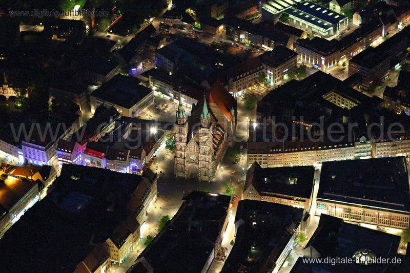 Luftaufnahme Lorenzkirche bei Nacht in Nürnberg | Mittelfranken, Bayern