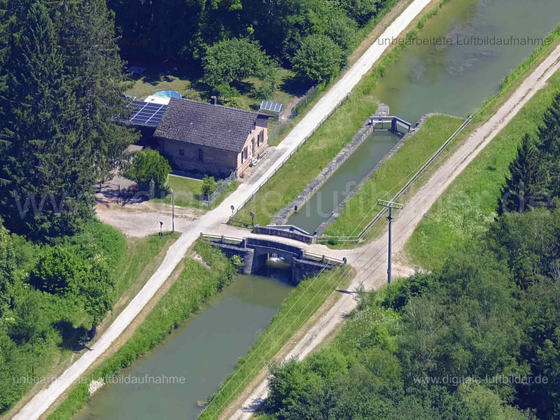 Titel: Ludwig-Donau-Main-Kanal, Bildnummer: f484291, Ort / Stadt: Nürnberg, (Land)Kreis: kreisfreie Stadt Nürnberg, Regierungsbezirk: Mittelfranken, Bundesland: Bayern, Aufnahmedatum: 14.06.2022, Schlagwörter: Luftbild, Luftbilder, Luftbildfotografie, Luftaufnahme, Luftbildaufnahme, Luftfoto, Luftbildarchiv, Luftbildsuche, Vogelperspektive, Vogelansicht, Deutschland, , Ludwig-Donau-Main-Kanal, Alter Kanal, Kanal, Schleuse 58, Schleusenwärterhaus, Monat: Juni, Jahreszeit: Sommer, Tageszeit: Vormi