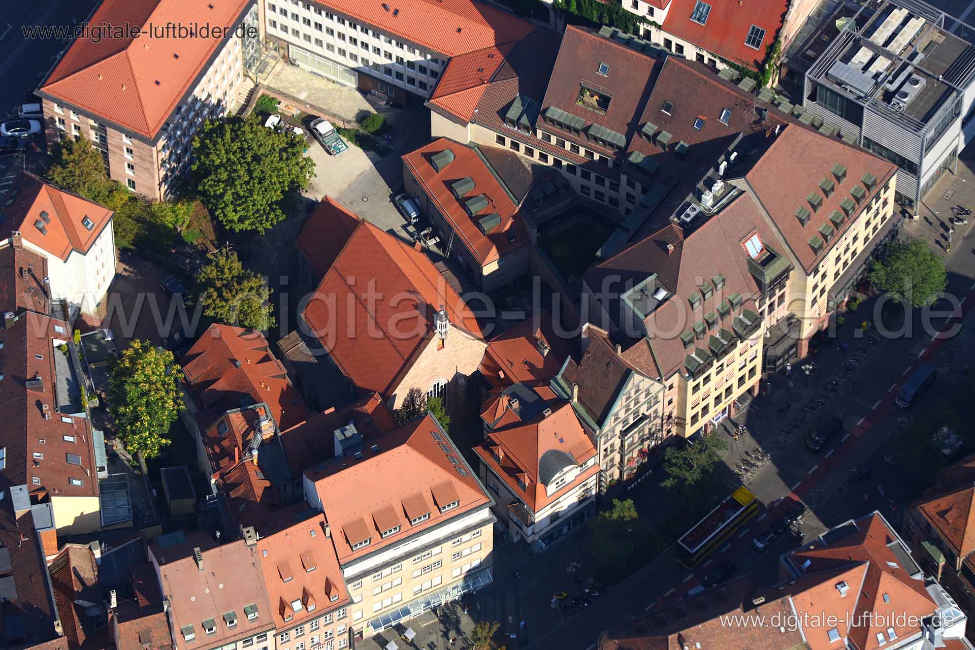 Titel: Martha Kirche, Bildnummer: c283120, Ort / Stadt: Nürnberg, (Land)Kreis: kreisfreie Stadt Nürnberg, Regierungsbezirk: Mittelfranken, Bundesland: Bayern, Aufnahmedatum: 19.09.2018, Schlagwörter: Luftbild, Luftbilder, Luftbildfotografie, Luftaufnahme, Luftbildaufnahme, Luftfoto, Vogelperspektive, Vogelansicht, Deutschland, Schräg- und Senkrecht-Luftaufnahmen, Orthofotografie, St. Martha-Kirche, Königstraße, Kirche, Königstormauer, Martha Kirche, Monat: September, Jahreszeit: Sommer, Tageszei