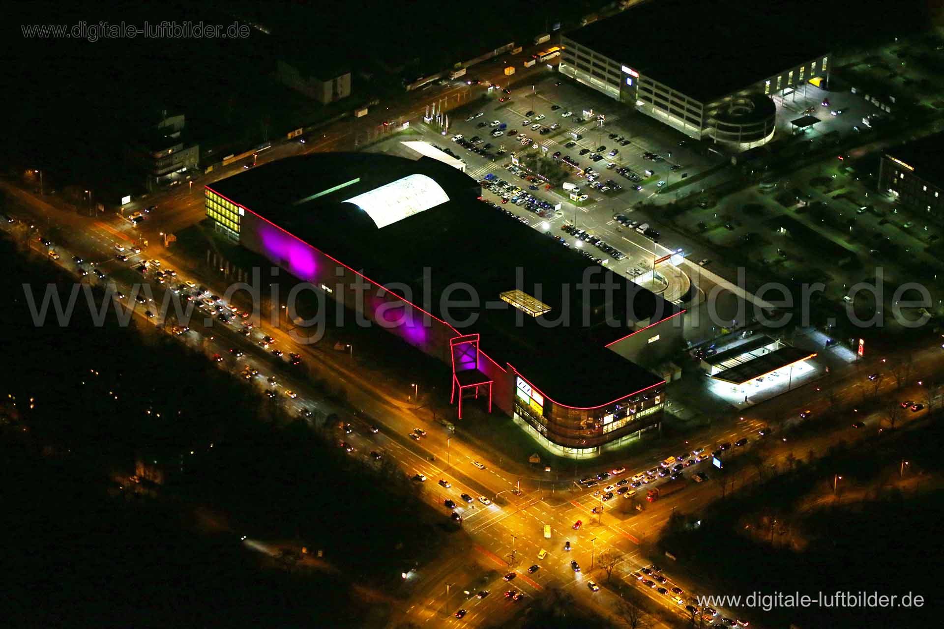 Titel: Möbelhaus XXXLutz, Bildnummer: bb87330, Ort / Stadt: Nürnberg, (Land)Kreis: kreisfreie Stadt Nürnberg, Regierungsbezirk: Mittelfranken, Bundesland: Bayern, Aufnahmedatum: 22.12.2015, Schlagwörter: Luftbild, Luftbilder, Luftbildfotografie, Luftaufnahme, Luftbildaufnahme, Luftfoto, Vogelperspektive, Vogelansicht, Deutschland, Schräg- und Senkrecht-Luftaufnahmen, Orthofotografie, Möbelhaus XXXLutz, Münchener Straße, Frankenstraße, Beleuchtung, Monat: Dezember, Jahreszeit: Winter, Tageszeit: