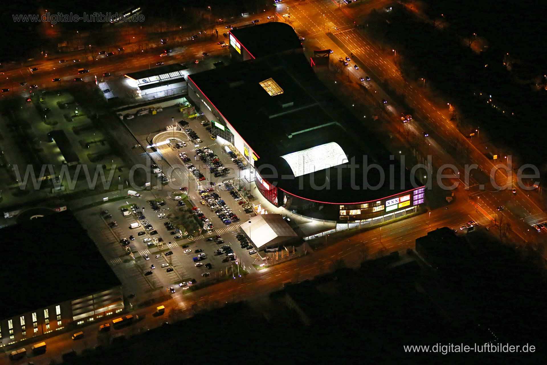 Titel: Möbelhaus XXXLutz, Bildnummer: bb89030, Ort / Stadt: Nürnberg, (Land)Kreis: kreisfreie Stadt Nürnberg, Regierungsbezirk: Mittelfranken, Bundesland: Bayern, Aufnahmedatum: 22.12.2015, Schlagwörter: Luftbild, Luftbilder, Luftbildfotografie, Luftaufnahme, Luftbildaufnahme, Luftfoto, Vogelperspektive, Vogelansicht, Deutschland, Schräg- und Senkrecht-Luftaufnahmen, Orthofotografie, Möbelhaus XXXLutz, Münchener Straße, Bayernstraße, Ingolstädter Straße, Parkplatz, Parkplätze, Beleuchtung, Monat