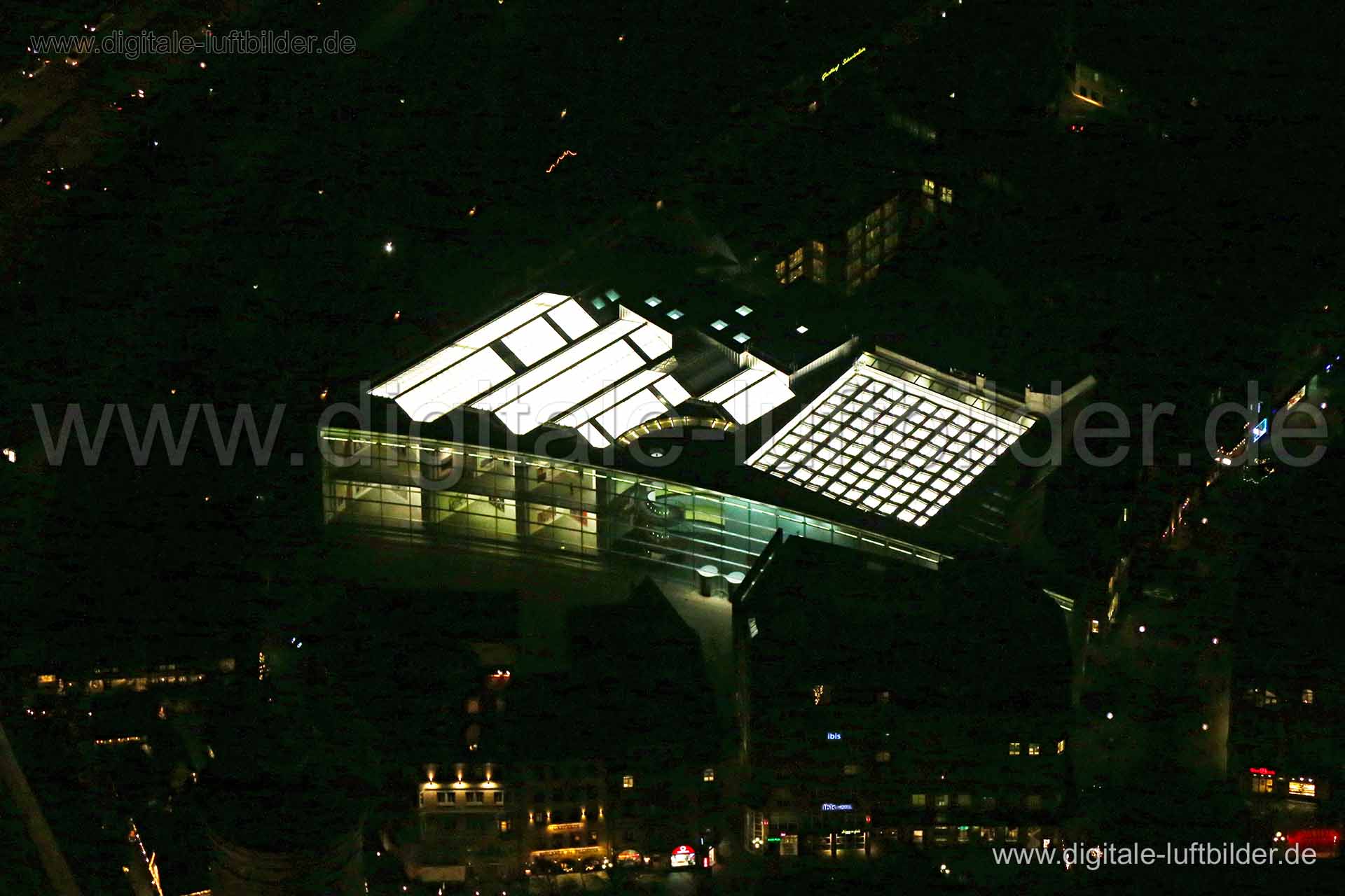 Titel: Neues Museum, Bildnummer: bb87420, Ort / Stadt: Nürnberg, (Land)Kreis: kreisfreie Stadt Nürnberg, Regierungsbezirk: Mittelfranken, Bundesland: Bayern, Aufnahmedatum: 22.12.2015, Schlagwörter: Luftbild, Luftbilder, Luftbildfotografie, Luftaufnahme, Luftbildaufnahme, Luftfoto, Vogelperspektive, Vogelansicht, Deutschland, Schräg- und Senkrecht-Luftaufnahmen, Orthofotografie, Neues Museum, Klarissenplatz, Architektur, Königstraße, Monat: Dezember, Jahreszeit: Winter, Tageszeit: Nacht, Jahr: 2