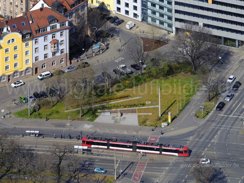 Titel: Platz der Opfer des Faschischmus, Bildnummer: f471011, Ort / Stadt: Nürnberg, (Land)Kreis: kreisfreie Stadt Nürnberg, Regierungsbezirk: Mittelfranken, Bundesland: Bayern, Aufnahmedatum: 28.03.2022, Schlagwörter: Luftbild, Luftbilder, Luftbildfotografie, Luftaufnahme, Luftbildaufnahme, Luftfoto, Vogelperspektive, Vogelansicht, Deutschland, Luitpoldviertel, KIB, Baustelle, Großbaustelle, Kran, Hochhaus, Platz der Opfer des Faschismus, Monat: März, Jahreszeit: Frühling, Tageszeit: Mittag / N