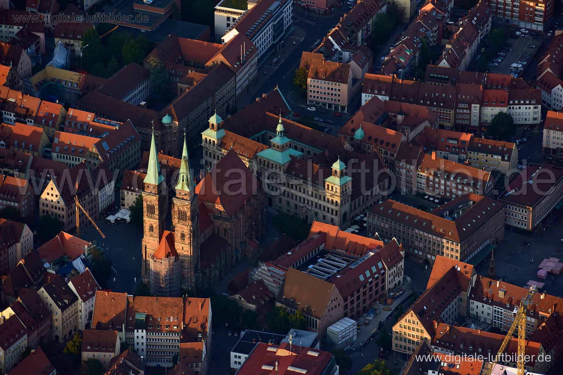 Luftaufnahme Rathaus & Sebalduskirche in Nürnberg | Mittelfranken, Bayern