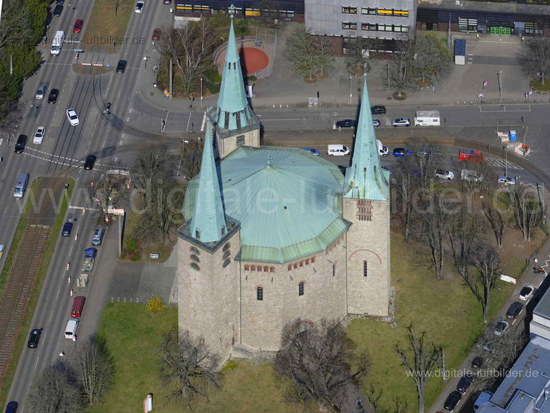 Titel: Reformations-Gedächtnis-Kirche, Bildnummer: f472111, Ort / Stadt: Nürnberg, (Land)Kreis: kreisfreie Stadt Nürnberg, Regierungsbezirk: Mittelfranken, Bundesland: Bayern, Aufnahmedatum: 28.03.2022, Schlagwörter: Luftbild, Luftbilder, Luftbildfotografie, Luftaufnahme, Luftbildaufnahme, Luftfoto, Vogelperspektive, Vogelansicht, Deutschland, Stadtpark Schleife, Kirche, Reformations-Gedächnis-Kirche, Stadtpark, Maxfeld, Rennweg, Monat: März, Jahreszeit: Frühling, Tageszeit: Mittag / Nachmittag,