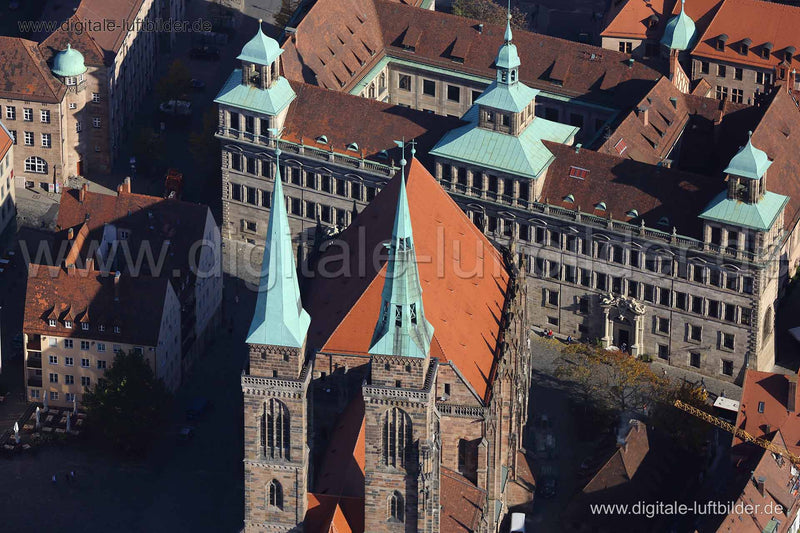 Luftaufnahme Sebalduskirche & Rathaus in Nürnberg | Mittelfranken, Bayern