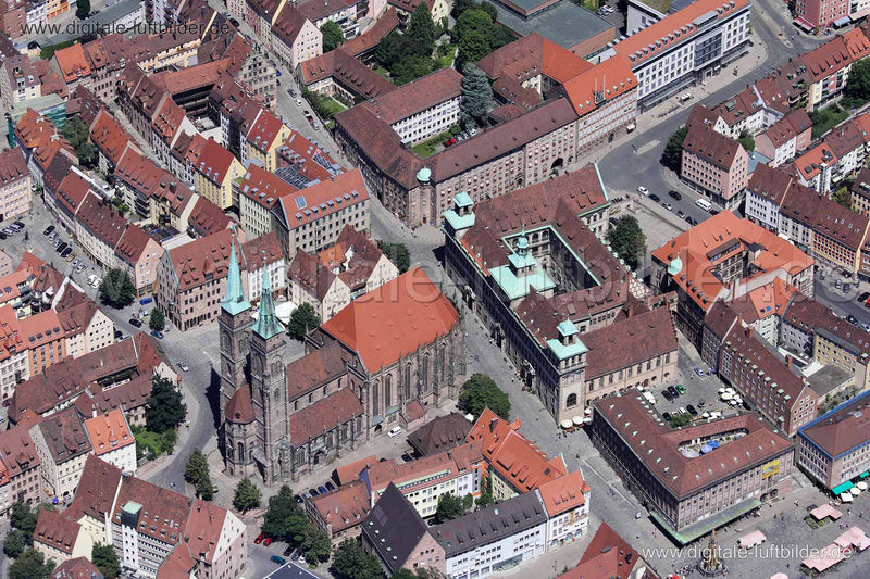 Luftaufnahme Sebalduskirche & Rathaus in Nürnberg | Mittelfranken, Bayern