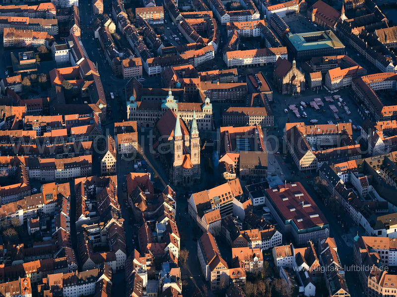 Luftaufnahme Sebalduskirche & Rathaus in Nürnberg | Mittelfranken, Bayern