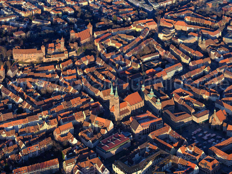 Luftaufnahme Sebalduskirche & Rathaus in Nürnberg | Mittelfranken, Bayern