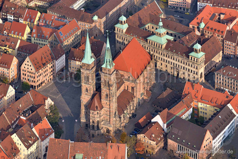 Luftaufnahme Sebalduskirche im Herbst in Nürnberg | Mittelfranken, Bayern