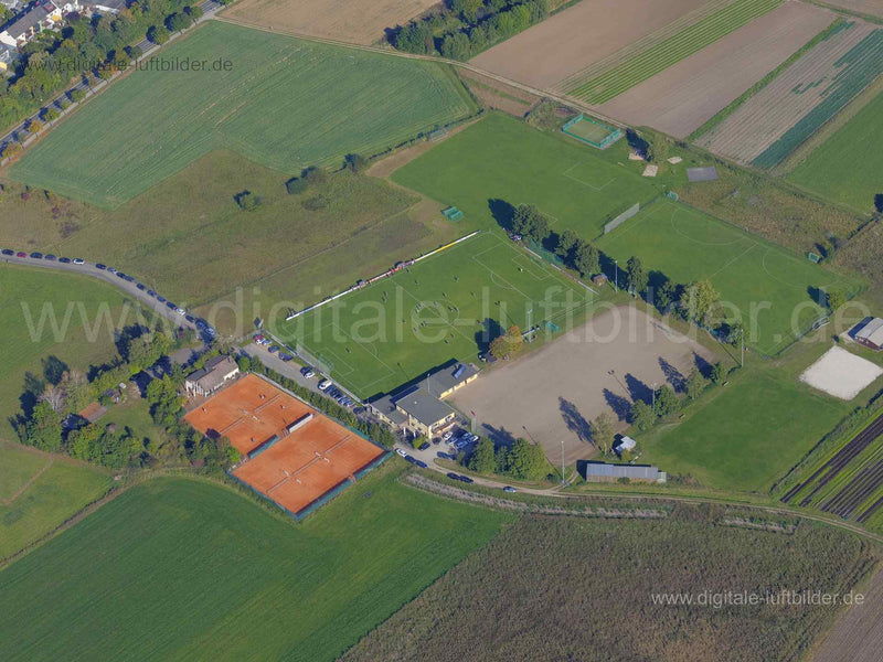 Titel: SF Großgründlach, Bildnummer: f456071, Ort / Stadt: Nürnberg, (Land)Kreis: kreisfreie Stadt Nürnberg, Regierungsbezirk: Mittelfranken, Bundesland: Bayern, Aufnahmedatum: 10.10.2021, Schlagwörter: Luftbild, Luftbilder, Luftbildfotografie, Luftaufnahme, Luftbildaufnahme, Luftfoto, Luftbildarchiv, Luftbildsuche, Vogelperspektive, Vogelansicht, Deutschland, aaa, Großgründlach, Würzburger Straße, Spessartstraße, Acker, Äcker, Knoblauchsland, Sportplatz, Fussball, Tennis, Acker, Äcker, Landwirt