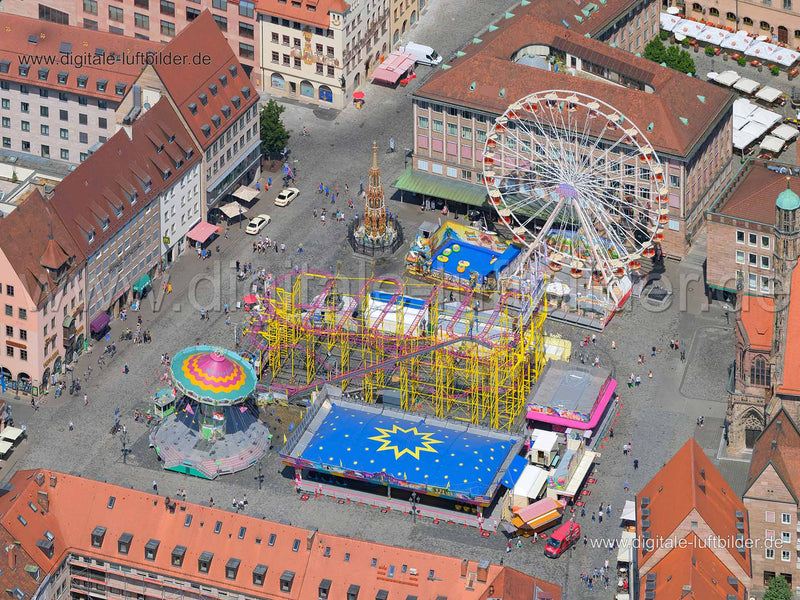 Luftaufnahme Sommertage am Hauptmarkt in Nürnberg | Mittelfranken, Bayern