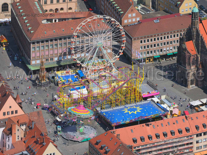 Luftaufnahme Sommertage am Hauptmarkt in Nürnberg | Mittelfranken, Bayern