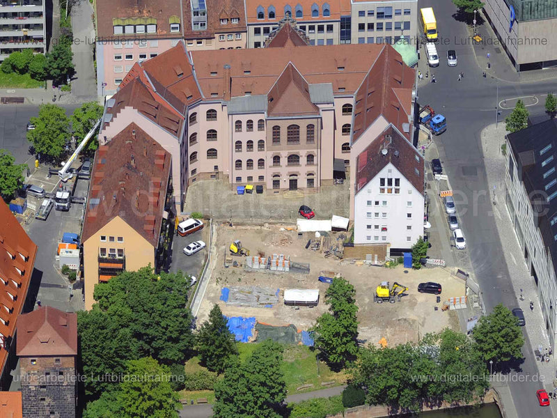 Titel: Sozialgericht Nürnberg, Bildnummer: f484811, Ort / Stadt: Nürnberg, (Land)Kreis: kreisfreie Stadt Nürnberg, Regierungsbezirk: Mittelfranken, Bundesland: Bayern, Aufnahmedatum: 14.06.2022, Schlagwörter: Luftbild, Luftbilder, Luftbildfotografie, Luftaufnahme, Luftbildaufnahme, Luftfoto, Luftbildarchiv, Luftbildsuche, Vogelperspektive, Vogelansicht, Deutschland, , Sozialgericht Nürnberg, Baustelle, Weintraubengasse, Karlstraße, Maxplatz, Pegnitz, Altstadt. St. Sebald, Monat: Juni, Jahreszeit